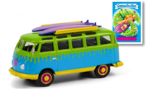 Modelauto Volkswagen T1 B Samba blauw/groen GPK - Garbage Pail Kids 1964 met Surfboards auf dakgep&Atilde;&curren;cktr&Atilde;&curren;ger 1/64 Greenlight