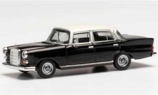 Modelauto Mercedes 200 Base (W110) zwart/wit 1/87 Herpa