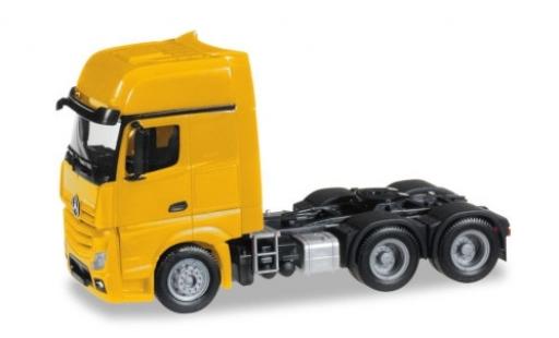 Modelauto Mercedes Actros Gigaspace 6x4 geel Solozugmaschine 1/87 Herpa