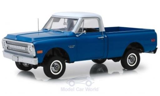 Modelauto Chevrolet C-10 Pickup Pick Up blauw/wit 1970 with Lift Kit 1/18 Highway 61