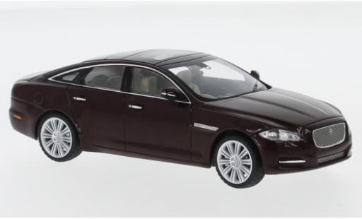 Modelauto Jaguar XJ X351 () metallic rood RHD 2009 1/43 IXO