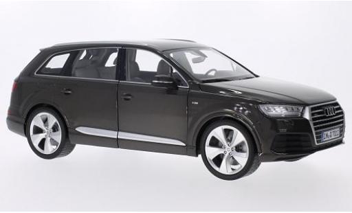 Modelauto Audi Q7 suv metallic bruin 1/18 Minichamps