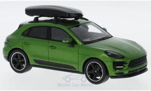 Modelauto Porsche Macan Base metallic groen met dakbox 1/43 Spark