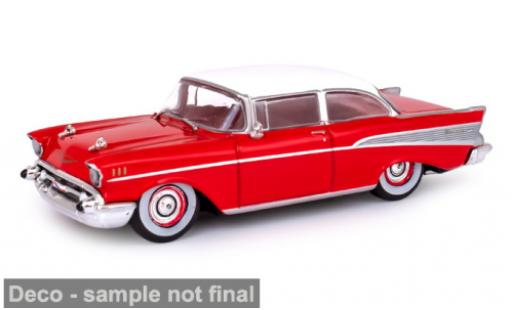Modelauto Chevrolet Bel Air Coupe rood/wit 1957 1/64 IXO America