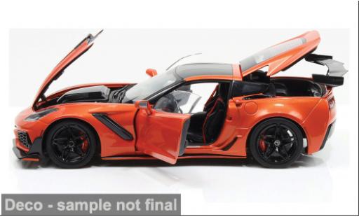Modelauto Chevrolet Corvette ZR1 oranje/zwart 2019 1/18 IXO America