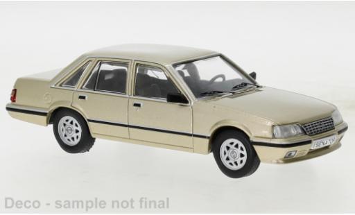 Modelauto Opel Senator A2 metallic beige clair 1983 1/43 IXO