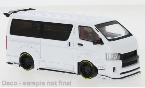 Modelauto Toyota Hiace Widebody metallic wit 2018 1/43 IXO