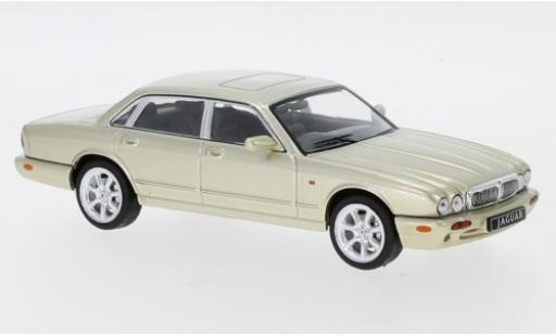 Modelauto Jaguar XJ8 Base 8 (X308) metallic beige RHD 1998 1/43 IXO