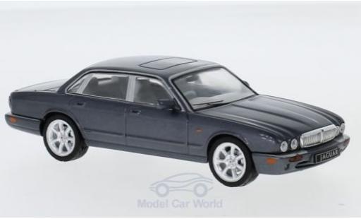 Modelauto Jaguar XJ8 Base 8 (X308) metallic grijs RHD 1998 1/43 IXO