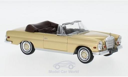 Modelauto Mercedes 280 Base SE (W111) 3.5 gold 1969 1/43 IXO