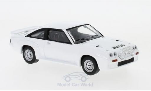 Modelauto Opel Manta 400 wit 1986 Plain Body Version inklusive 4 Ersatzr&Atilde;&curren;der 1/43 IXO