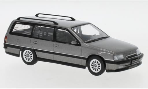 Modelauto Opel Omega Caravan A2 metallic grijs 1990 1/43 IXO