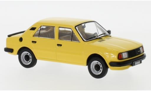 Modelauto Skoda 120 Base L geel 1983 1/43 IXO