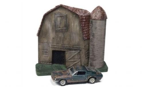 Modelauto Ford Mustang Fastback GT groen 1968 Barn Finds Series 4 Diorama met Witterungsspuren 1/64 Johnny Lightning