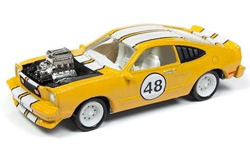 Modelauto Ford Mustang Cobra II metallic geel/wit The Spoilers 1976 tuning sans Vitrine 1/64 Johnny Lightning