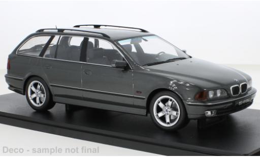 Modelauto Bmw 540 touring i (E39) metallic grijs 1997 1/18 KK Scale