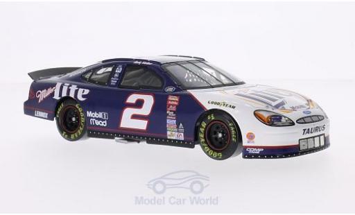 Modelauto Ford Taurus Nascar No.2 Miller Lite 2000 inklusive Podest met Leitplanke R.Wallace 1/24 Lionel Racing