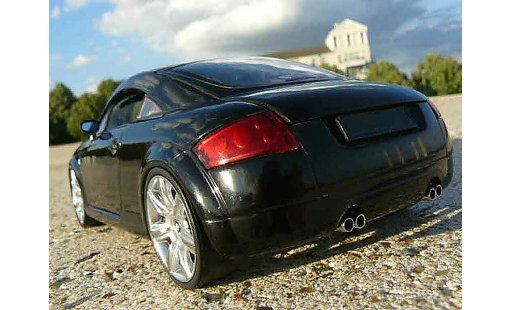 Audi TT coupe 1/18 Revell zwart modelauto