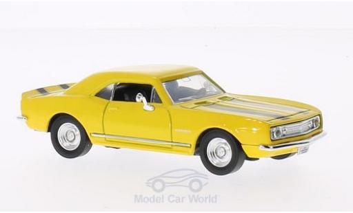 Modelauto Chevrolet Camaro Z28 Z-28 geel 1967 met zwarten strepen zonder Vitrine 1/43 Lucky Die Cast