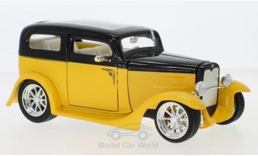 Modelauto Ford Model A Sedan geel/zwart 1931 zonder Vitrine 1/18 Lucky Die Cast