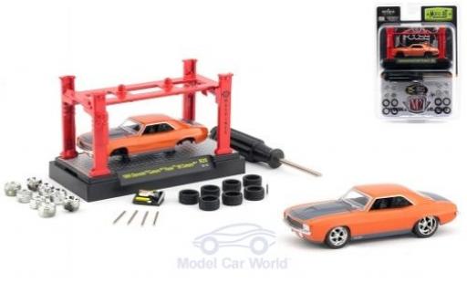 Modelauto Chevrolet Camaro RS oranje/grijs Foose 69 1969 Model-Kit Bausatz inklusive 4 Ersatzr&Atilde;&curren;dern 1/64 M2 Machines