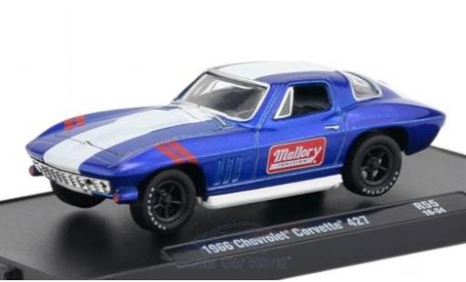 Modelauto Chevrolet Corvette Coupe 427 metallic blauw/wit 1966 1/64 M2 Machines