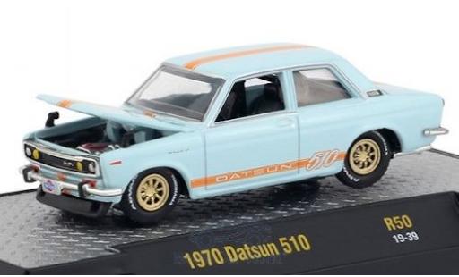 Modelauto Datsun 510 Sedan blauw/oranje 1970 1/64 M2 Machines