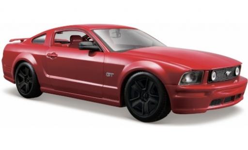 Modelauto Ford Mustang GT metallic rood 2006 zwart jantes 1/24 Maisto