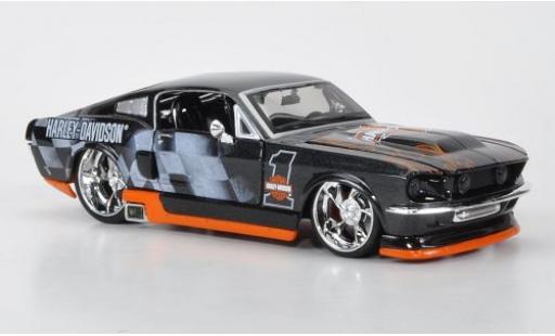 Modelauto Ford Mustang GT zwart/Dekor 1967 Harley-Davidson 1/24 Maisto