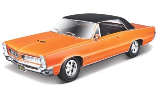 Modelauto Pontiac GTO 1965 metallic oranje/mat-zwart 1/18 Maisto