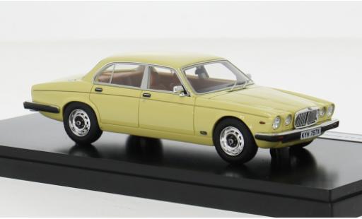 Modelauto Jaguar XJ6 Series III 6 4.2 beige 1979 1/43 Matrix