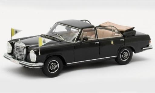 Modelauto Mercedes 300 Landaulet SEL Landaulette zwart Vatikan 1951 met Standarten 1/43 Matrix