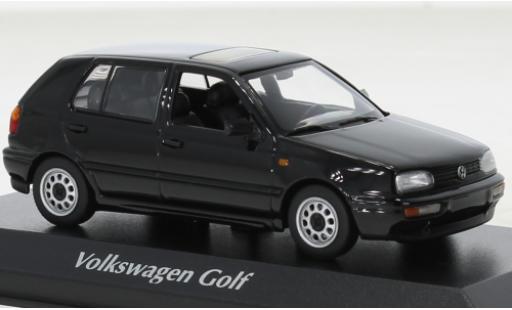 Modelauto Volkswagen Golf Base zwart 1997 1/43 Maxichamps