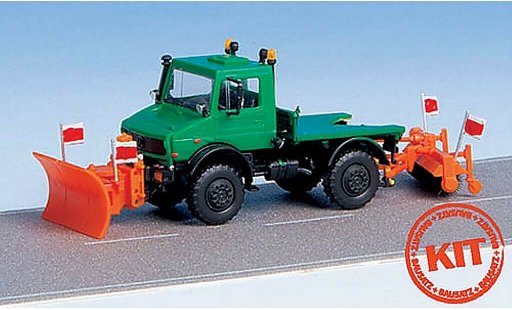 Mercedes Unimog Base 1/87 Kibri groen met Pflug en Kehrmaschine modelauto