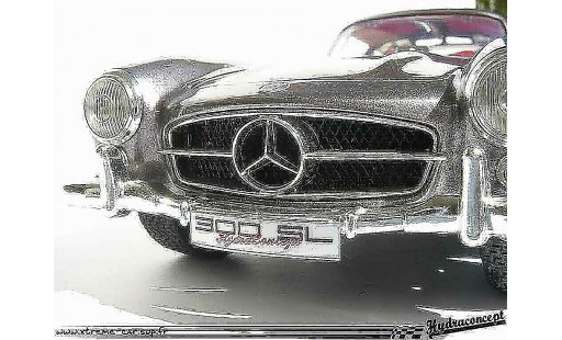 Mercedes 300 Base 1/18 Burago finition interieure et exterieure modelauto