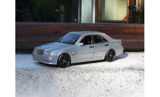 Mercedes Classe C AMG 1/18 Ut Models 36 grijs jantes bbs modelauto
