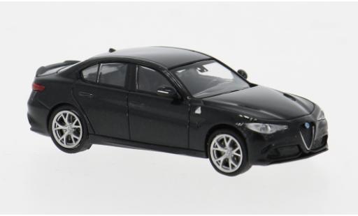 Modelauto Alfa Romeo Giulia quadrifoglio metallic zwart 2017 1/87 Minichamps