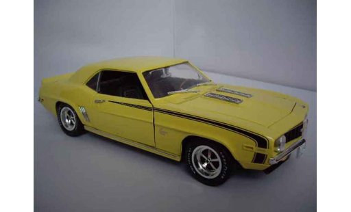 Chevrolet Camaro SS 1/18 Ertl 396 1969 geel modelauto