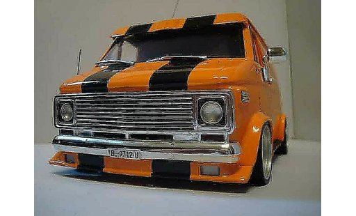 Chevrolet Van fourgon 1/18 Highway 61 oranje modelauto
