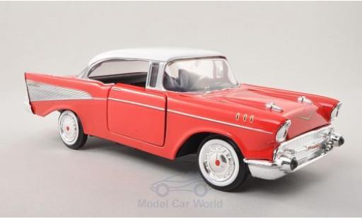 Modelauto Chevrolet Bel Air Coupe Hardtop rood/wit 1957 1/24 Motormax