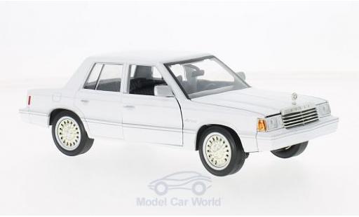 Modelauto Dodge Aries Berline K wit 1982 1/24 Motormax