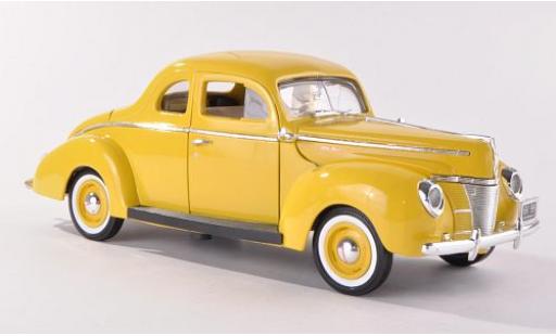 Modelauto Ford Deluxe Berline geel 1940 1/18 Motormax