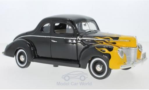 Modelauto Ford Deluxe Berline zwart/Dekor 1940 1/18 Motormax