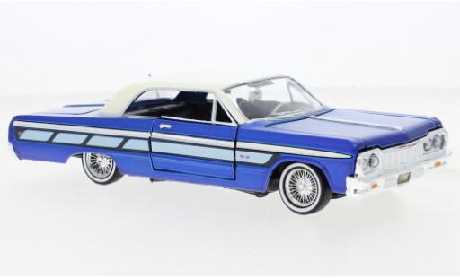 Modelauto Chevrolet Impala Sedan metallic blauw/beige 1964 1/24 Motormax