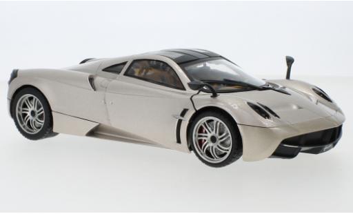 Modelauto Pagani Huayra Base gold 1/18 Motormax