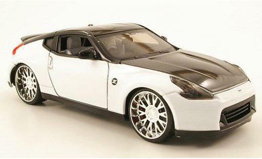 Nissan 370Z Base 1/24 Maisto wit/zwart Tuningversion 2009 modelauto