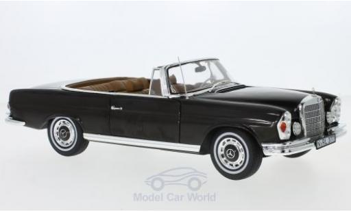 Modelauto Mercedes 280 SE Cabriolet (W111) bruin/bruin 1969 dak liegt ein 1/18 Norev