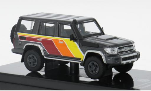 Modelauto Toyota Land Cruiser 70 76 zwart/Dekor 2014 1/64 Para64