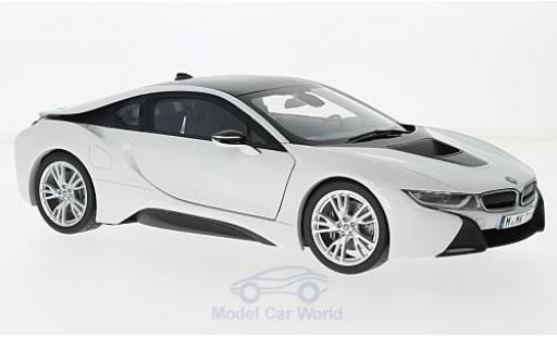 Modelauto Bmw i8 Coupe metallic wit/grijs 1/18 Paragon