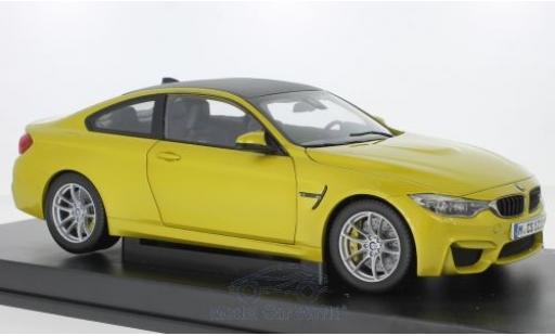 Modelauto Bmw M4 Coupe (F83) metallic geel 1/18 Paragon